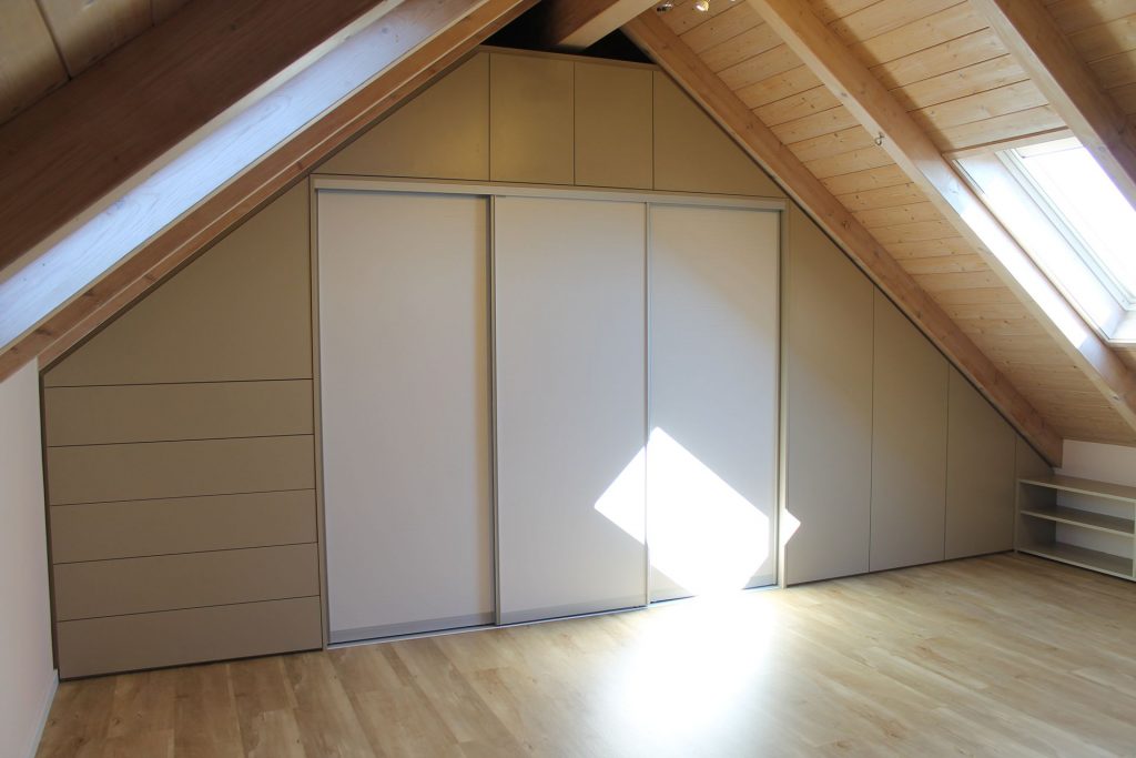 Kundenprojekt Dachbodenlösung mit exakt eingepassten Schiebetüren